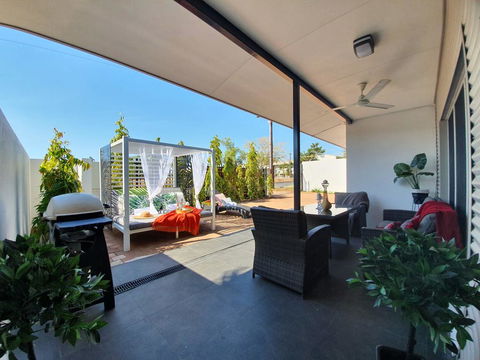 4 BEDROOM GARDENS ESCAPE - CHAMPAGNE STAYS Darwin - QLD Tourism 3