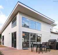 4 king or 8 single beds WiFi Netflix pet friendly - Queensland Tourism