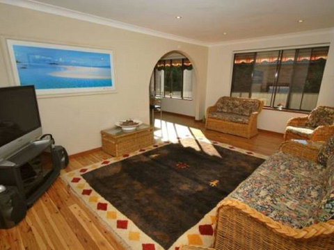41 Leonard Avenue- Pet Friendly, Boat Parking & Aircon - QLD Tourism 3