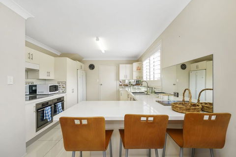 44 Oaks Avenue, No:4 - Queensland Tourism 1