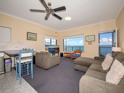 5 'Quarterdeck', 12 Magnus Street - Panoramic Water Views & Close To Town - QLD Tourism 1