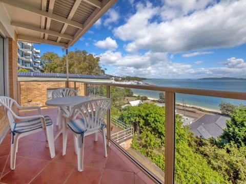 5 'Quarterdeck', 12 Magnus Street - Panoramic Water Views & Close To Town - QLD Tourism 2