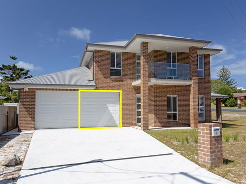 5 Bent Street - Huge House With Foxtel & Aircon - QLD Tourism 0