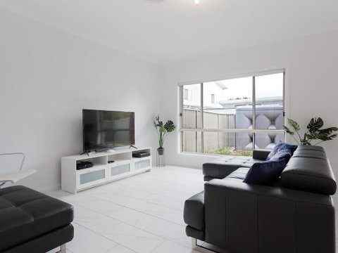 5B BENT STREET - LARGE HOUSE WITH DUCTED AIR CON, WIFI & FOXTEL - QLD Tourism 1
