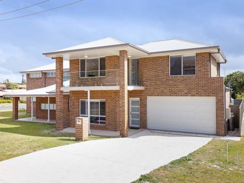 5B BENT STREET - LARGE HOUSE WITH DUCTED AIR CON, WIFI & FOXTEL - QLD Tourism 0