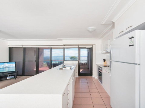 6 'FLORENTINE', 11 COLUMBIA CLOSE - STUNNING UNIT WITH SENSATIONAL VIEWS - QLD Tourism 1