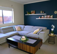 6 Bedrooms Contemporary Big House at Pakenhem - Queensland Tourism