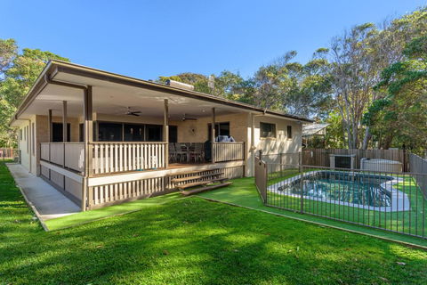 7 Ibis Court - Spacious Family Home With Large Outdoor Area, Swimming Pool & Ample Parking - QLD Tourism 0