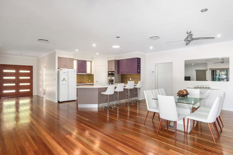 7 Ibis Court - Spacious Family Home With Large Outdoor Area, Swimming Pool & Ample Parking - QLD Tourism 3