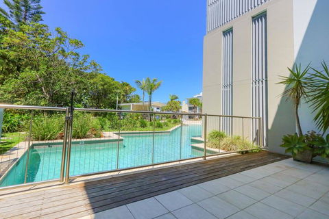 A Deluxe Swim Up - Drift Apartments South - QLD Tourism 1