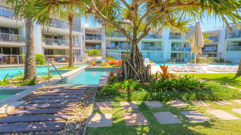 A Deluxe Swim Up - Drift Apartments South - QLD Tourism 3