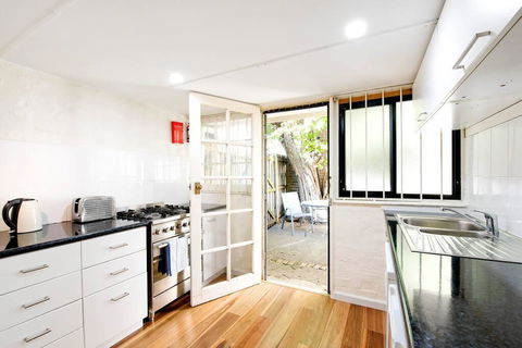 A Quaint Darlinghurst Cottage - Queensland Tourism 2