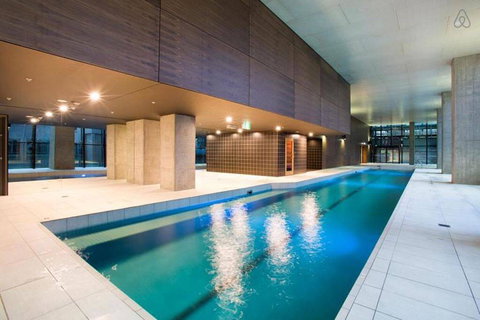 A Stylish CBD Apartment With A Stunning View - Queensland Tourism 3