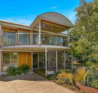 A Wave From it All - Queensland Tourism