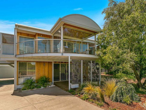 A Wave From It All - Queensland Tourism 0