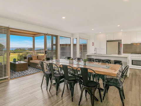 A Wave From It All - Queensland Tourism 2