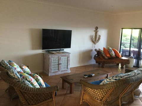 ABSOLUTE BEACHFRONT BLISS @ NEWELL BEACH - QLD Tourism 3
