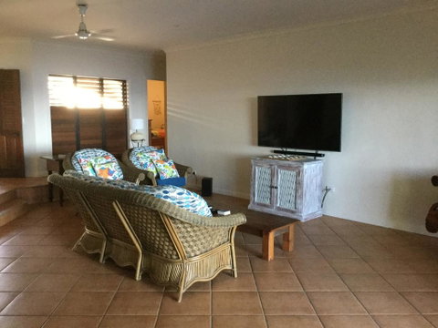 ABSOLUTE BEACHFRONT BLISS @ NEWELL BEACH - QLD Tourism 2