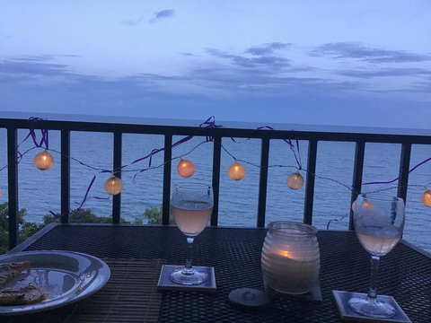 Absolute Beachfront With Million Dollar Views - Queensland Tourism 1