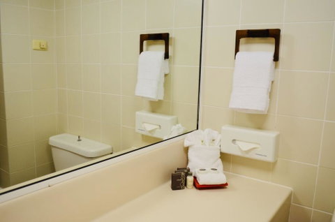 Acacia Court Hotel - QLD Tourism 3