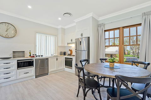 Accommodation Hunter - Adams Street Maitland - Queensland Tourism 0