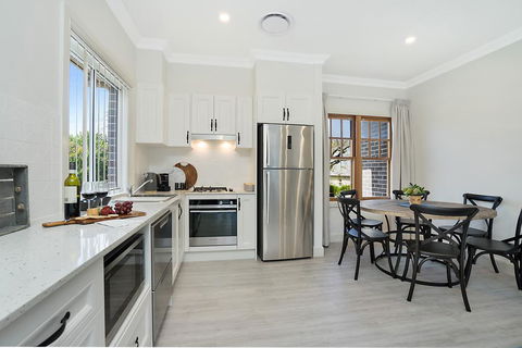 Accommodation Hunter - Adams Street Maitland - Queensland Tourism 2