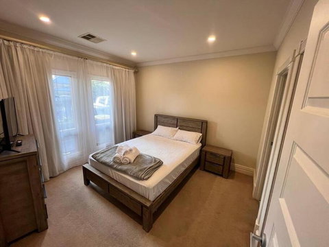 Executive Villa Close To CBD With Spa - QLD Tourism 1