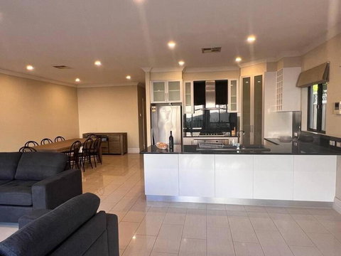 Executive Villa Close To CBD With Spa - QLD Tourism 2