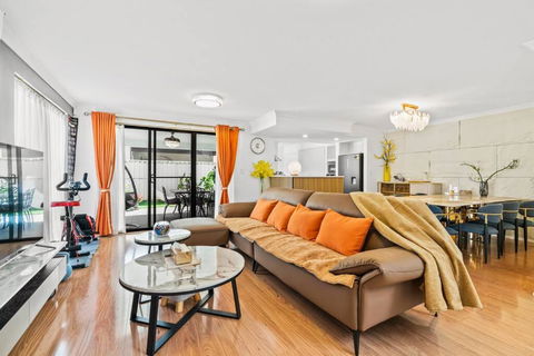 Equitice Autumn Moonlight Villa - QLD Tourism 0