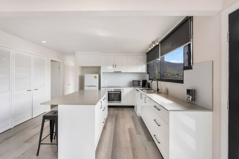 Expansive River-View Oasis - QLD Tourism 2