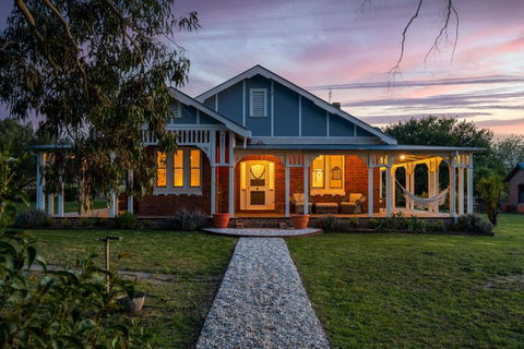 Experience The Charm Of Little Plains Homestead - QLD Tourism 3