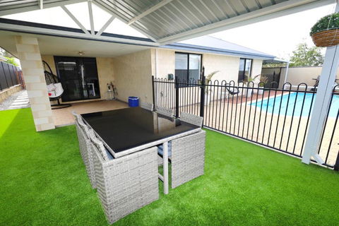 Family Holiday Home - Queensland Tourism 0