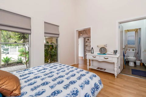 Gawler Townhouses 1C , 1 Queen Bed - Queensland Tourism 0