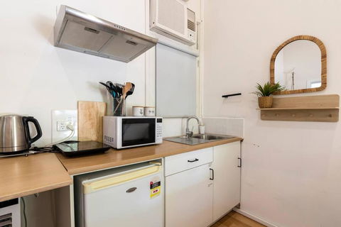 Gawler Townhouses 1C , 1 Queen Bed - Queensland Tourism 4