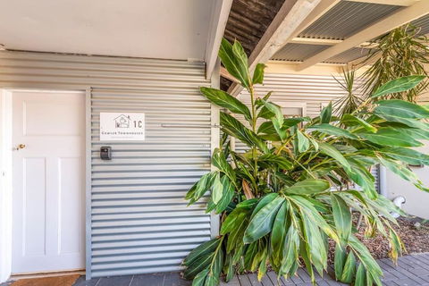 Gawler Townhouses 1C , 1 Queen Bed - Queensland Tourism 3