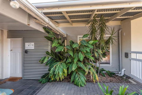 Gawler Townhouses 1C , 1 Queen Bed - Queensland Tourism 2