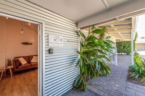 Gawler Townhouses 1C , 1 Queen Bed - Queensland Tourism 1