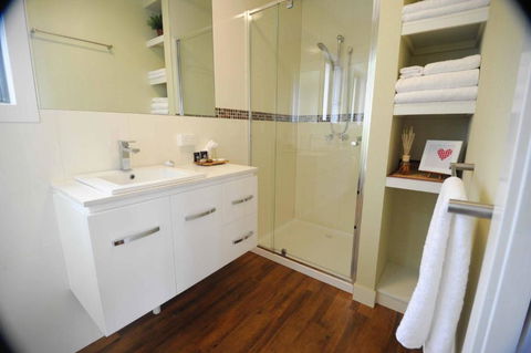 Gisborne Peak Winery Short Term Stays - QLD Tourism 4