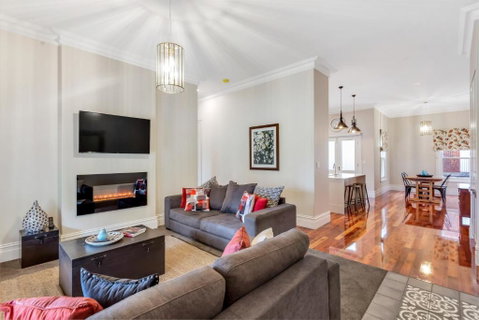Grandview Accommodation - The Flaxley Apartments - QLD Tourism 3