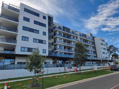 Gungahlin Center-1 Bedroom New Stylish Unit - Queensland Tourism 0