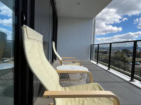 Gungahlin Center-1 Bedroom New Stylish Unit - Queensland Tourism 4