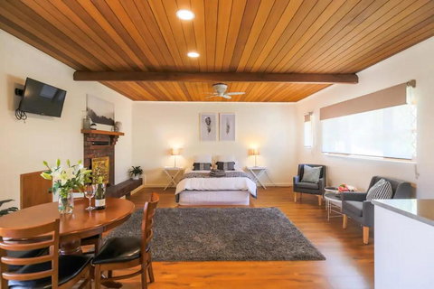 Hahndorf Lodge Pioneer Suite - Main Street Hahndorf On Site Secure Parking - QLD Tourism 1