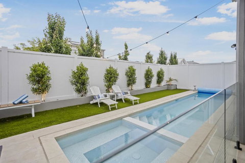 Hamptons In Torquay - 5 Bath, Pool, Spa & Theatre! - QLD Tourism 1