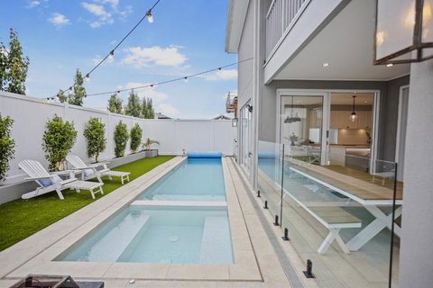 Hamptons In Torquay - 5 Bath, Pool, Spa & Theatre! - QLD Tourism 0