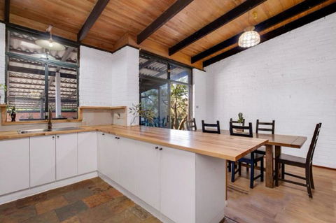 Hillside Retreat- Your Tranquil Home Away - Queensland Tourism 3