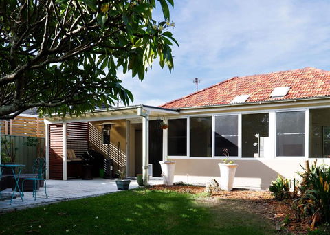 Home Away From Home - 3 Bedroom House Sleeps 6 - Parking - QLD Tourism 0