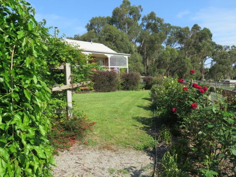 Honeyeater Cottage - QLD Tourism 3