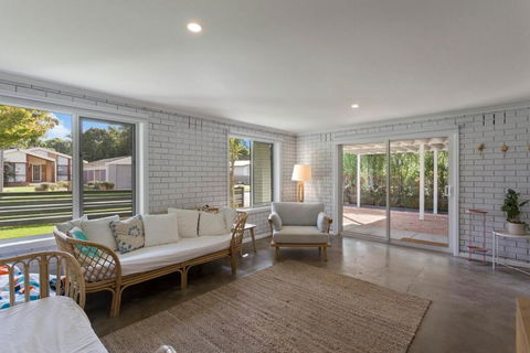 Imollu Beach House 5-Bed 2 5-Bath - Queensland Tourism 3