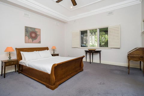 Incredible 3-Bed Renovated Home With Huge Garden - QLD Tourism 1