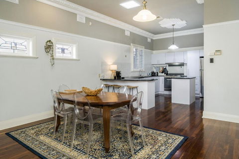 Incredible 3-Bed Renovated Home With Huge Garden - QLD Tourism 3